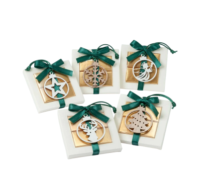 Cajas con chocolatinas con colgante de navidad como regalo para los clientes o empleados